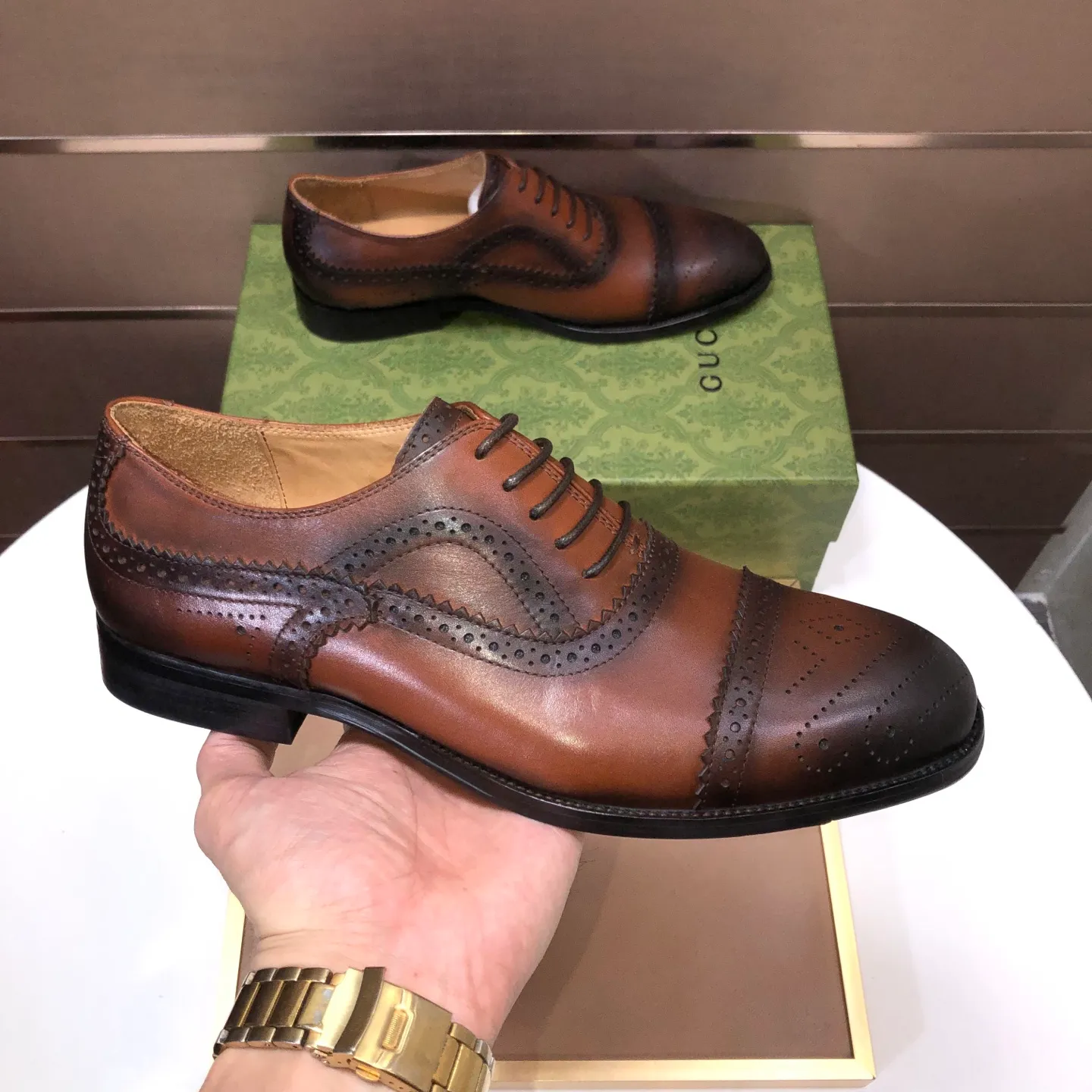 Men's shoes 💰660💰 Brand: GUCCI (Gucci) Standard code: Men's size 38/44 (45/46 can be customized) Grade: Same as the official website Original quality Material: Original cowhide Water-dyed cowhide lining Original rubber outsole Style category: Men's fashionable casual leather shoes Distinguished big-name luxury elements top luxury Color: Actual picture